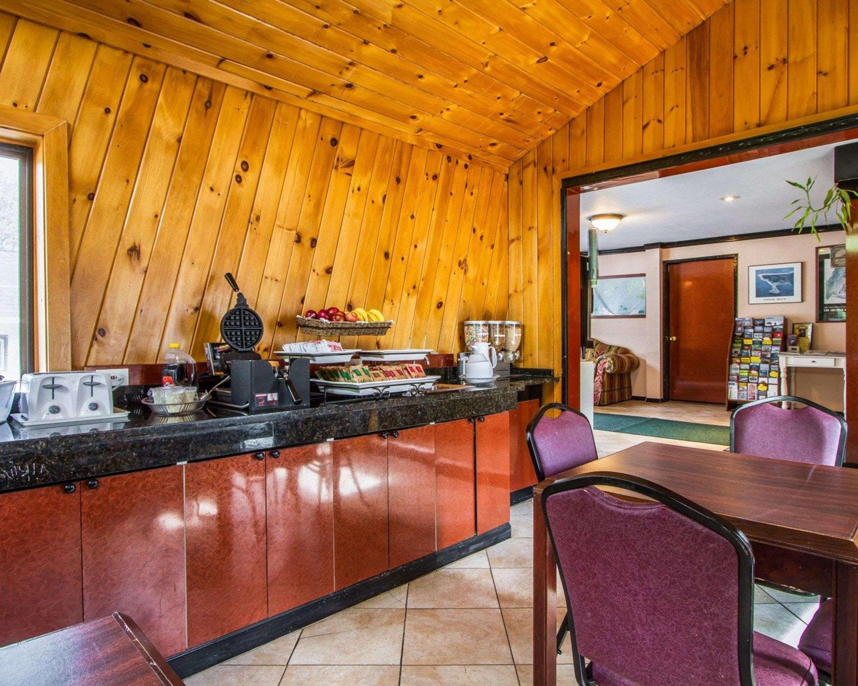 Rodeway Inn & Suites Brunswick Near Hwy 1 Εξωτερικό φωτογραφία