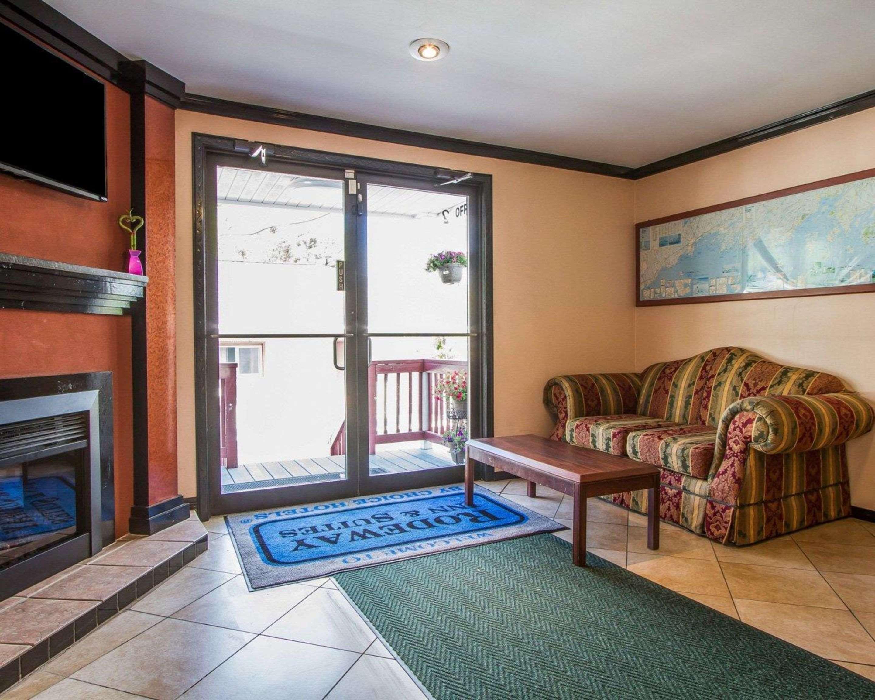 Rodeway Inn & Suites Brunswick Near Hwy 1 Εξωτερικό φωτογραφία